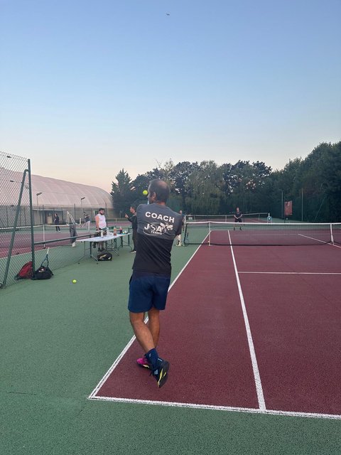 Entraîneur tennis JSA Maisons-Alfort sur les courts extérieurs